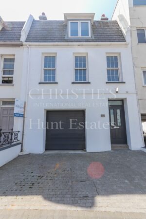 FOUR BEDROOM TOWNHOUSE WITH SEA VIEWS