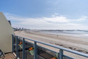 Penthouse beach front apartment with sea views