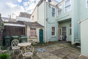 One bedroom ground floor apartment with communal courtyard