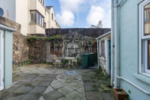 One bedroom ground floor apartment with communal courtyard