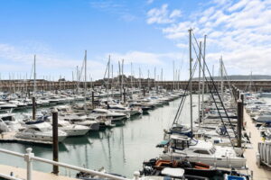 Top Floor Immaculate Apartment At Castle Quay