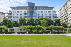 Top Floor Immaculate Apartment At Castle Quay