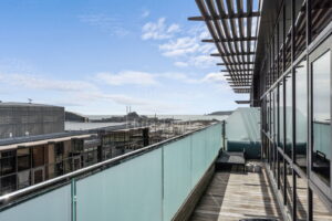 Top Floor Immaculate Apartment At Castle Quay