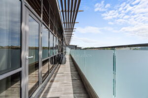 Top Floor Immaculate Apartment At Castle Quay