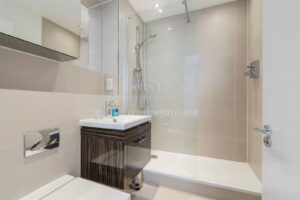 Top Floor Immaculate Apartment At Castle Quay