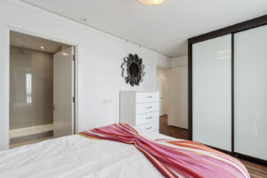 Top Floor Immaculate Apartment At Castle Quay