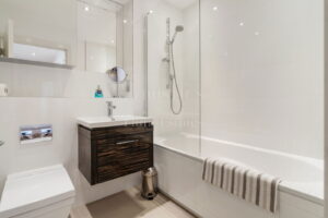 Top Floor Immaculate Apartment At Castle Quay