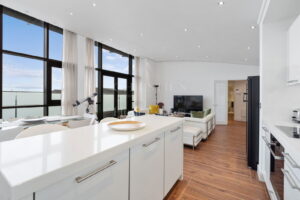 Top Floor Immaculate Apartment At Castle Quay