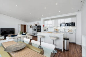 Top Floor Immaculate Apartment At Castle Quay