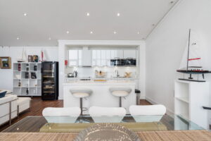 Top Floor Immaculate Apartment At Castle Quay