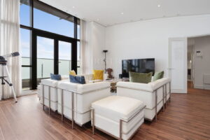 Top Floor Immaculate Apartment At Castle Quay