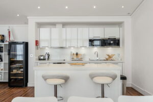 Top Floor Immaculate Apartment At Castle Quay