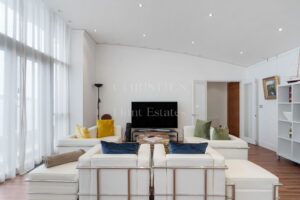 Top Floor Immaculate Apartment At Castle Quay