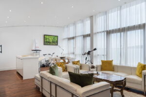 Top Floor Immaculate Apartment At Castle Quay