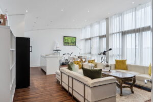 Top Floor Immaculate Apartment At Castle Quay