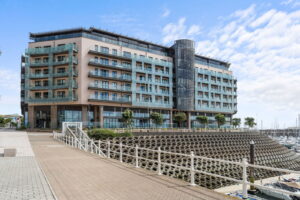 Top Floor Immaculate Apartment At Castle Quay