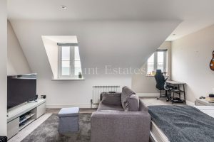 Three bedroom home with sea views&nbsp;