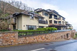 Penthouse Apartment Set in Picturesque Location with Sea Views