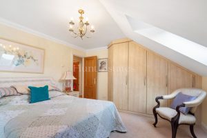 Penthouse Apartment Set in Picturesque Location with Sea Views