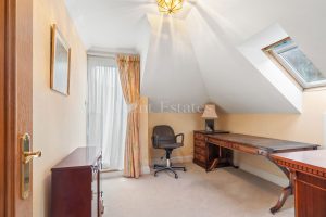 Penthouse Apartment Set in Picturesque Location with Sea Views