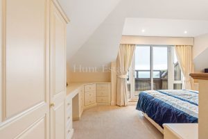 Penthouse Apartment Set in Picturesque Location with Sea Views