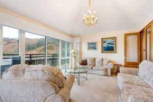 Penthouse Apartment Set in Picturesque Location with Sea Views