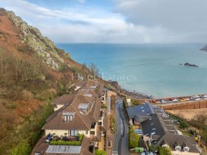 Penthouse Apartment Set in Picturesque Location with Sea Views