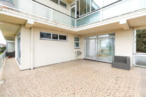 Spacious Apartment Overlooking The Royal Jersey Golf Course