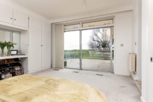 Spacious Apartment Overlooking The Royal Jersey Golf Course