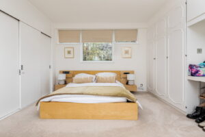 Spacious Apartment Overlooking The Royal Jersey Golf Course