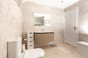 Spacious Apartment Overlooking The Royal Jersey Golf Course