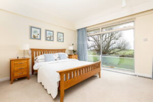 Spacious Apartment Overlooking The Royal Jersey Golf Course