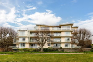 Spacious Apartment Overlooking The Royal Jersey Golf Course