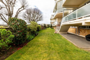 Spacious Apartment Overlooking The Royal Jersey Golf Course