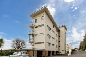 Spacious Apartment Overlooking The Royal Jersey Golf Course