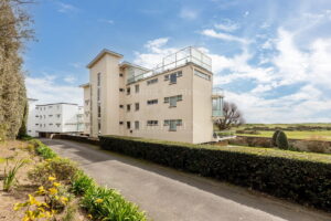 Spacious Apartment Overlooking The Royal Jersey Golf Course