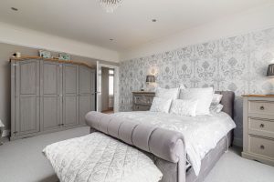 Spacious bungalow with sea views