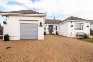 Spacious bungalow with sea views