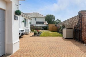 Spacious bungalow with sea views