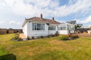 Spacious bungalow with sea views