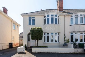 Elegant three bedroom house near the beach