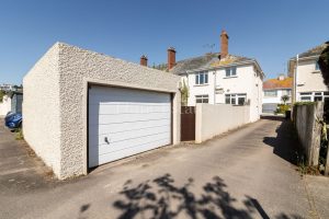 Elegant three bedroom house near the beach