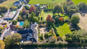 AN IMPRESSIVE FAMILY HOME WITH EXTENSIVE GROUNDS, POOL, AND TENNIS COURT