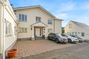Immaculate home opposite the beach near Le Hocq