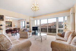 Penthouse Apartment Set in Picturesque Location with Sea Views