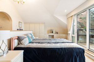 Penthouse Apartment Set in Picturesque Location with Sea Views