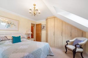 Penthouse Apartment Set in Picturesque Location with Sea Views