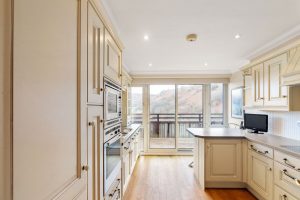 Penthouse Apartment Set in Picturesque Location with Sea Views