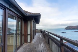 Penthouse Apartment Set in Picturesque Location with Sea Views