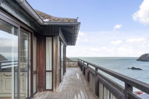 Penthouse Apartment Set in Picturesque Location with Sea Views